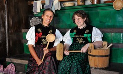 Die Chefinnen vom Resenhof: Margret Kpfer (li.) und Pia Kohlbrenner. Foto: Birgit-Cathrin Duval