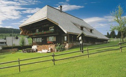 Holzschneflermuseum Resenhof in Bernau im Sommer. 