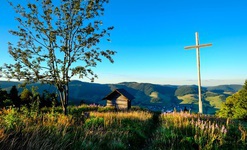 Schutzhtte und Gipfelkreuz auf dem Blling, oberhalb von Bernau gelegen. Foto: Birgit-Cathrin Duval