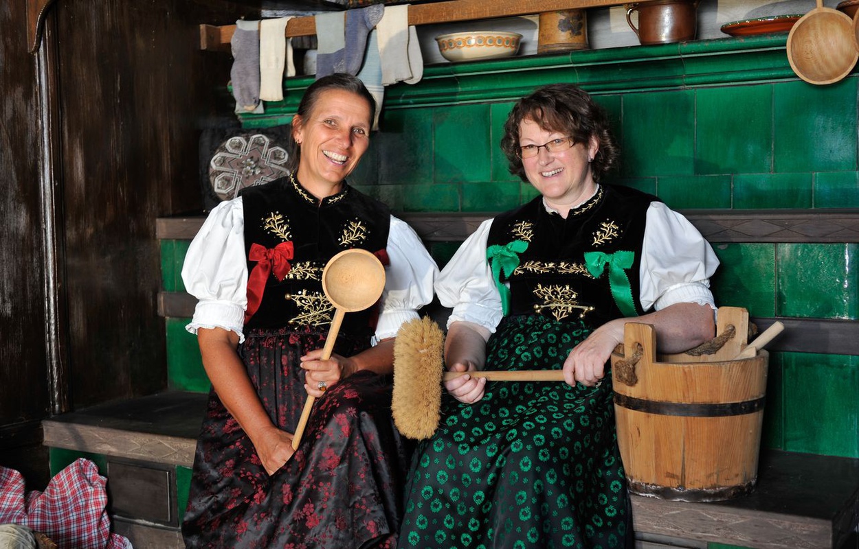 Diese beiden Damen sehen Sie fters im Holzschneflermuseum: Margret Kpfer und Pia Kohlbrenner, die das Museum betreuen.Foto: Birgit-Cathrin Duval