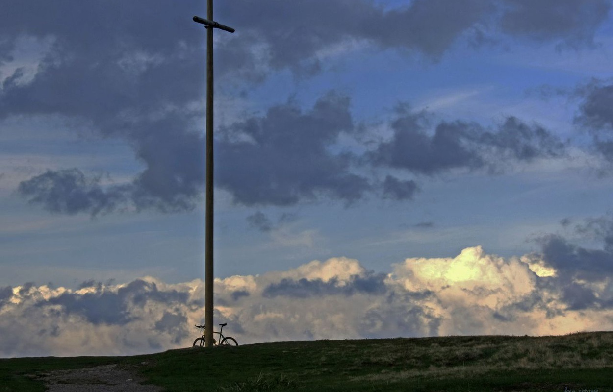 Das markante Kreuz auf dem Herzogenhorn, dem Hausberg von Bernau und mit 1.315 Meter der zweithchste Gipfel im Schwarzwald. Foto: Ute Maier