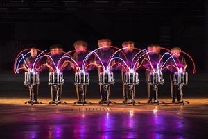 Die Formation Stickstoff bietet eine Trommelshow mit Lasereffekten: Rasant, spektakulär Die Formation Stickstoff bietet eine Trommelshow mit Lasereffekten: Rasant, spektakulär